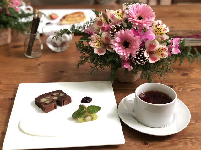 可愛いアレンジ完成〜の後は美味しいケーキが待ってますヨ_いけばな教室 QUALIA@GREENHILL