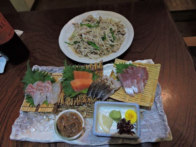 ホルモンもやし炒めと刺身盛り合わせ_遊食庭