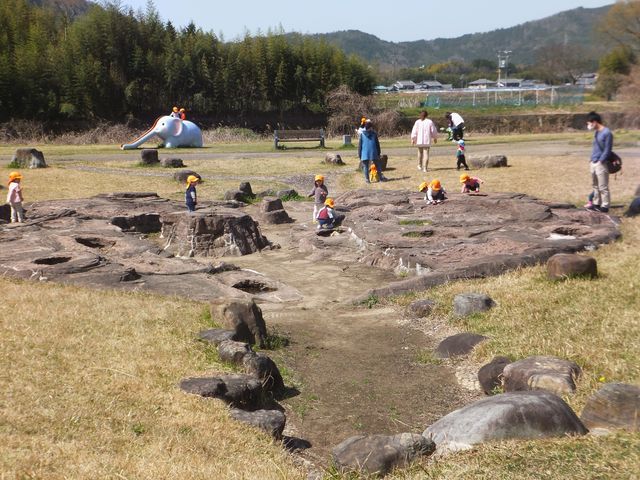 足跡化石には、立ち入って触れる事もできます。_大山田せせらぎ運動公園