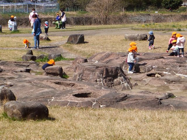 子供と見比べると、ゾウの足跡が大きいのがわかります。_大山田せせらぎ運動公園