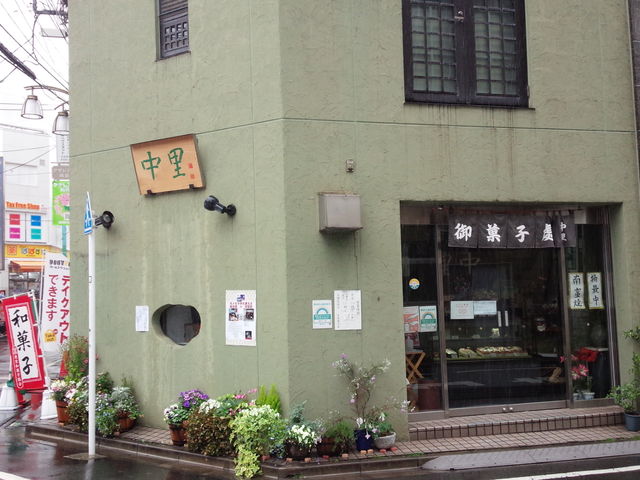 間口の狭いお店です_中里菓子店
