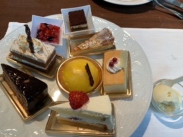 スイーツ大きい_NYグリル&ブッフェ フィオーレ