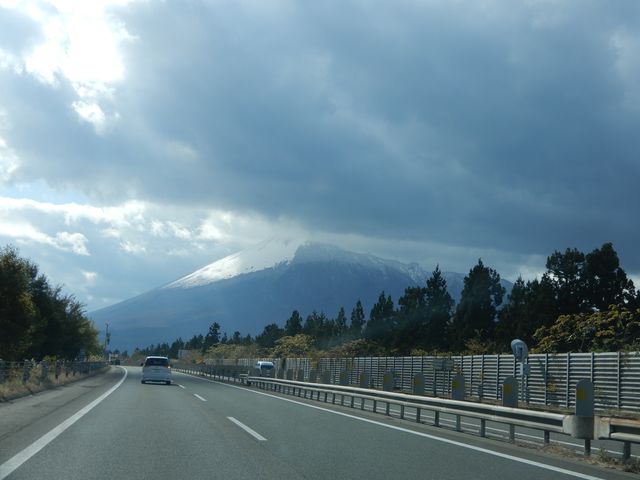 東北自動車道を南下中。岩手山が見えてきました。_岩手山サービスエリア 下り