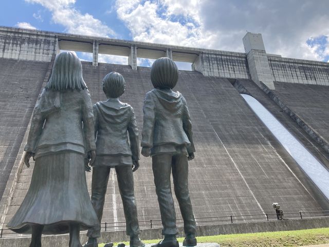アプリをインストールして撮影すると、巨人出現を再現した写真が撮影できます。_大山ダム
