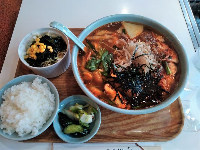 『カルビラーメン』900円
+300円で、定食に。ご飯、サラダ、漬物、ドリンクがつきます。_忠央食堂