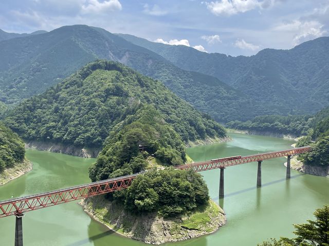 湖の真ん中に佇む奥大井湖上駅 自然の美しさに圧倒_奥大井湖上駅