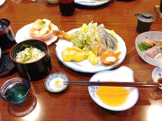 旅館の売りという巨大な海老の天ぷらは、満腹の状態でもペロリと平らげられる程の絶品_青葉旅館