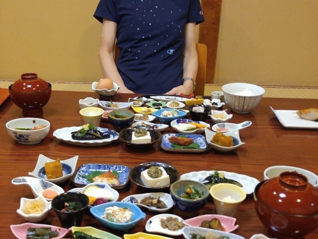 朝食にも沢山の小鉢が並ぶ_青葉旅館