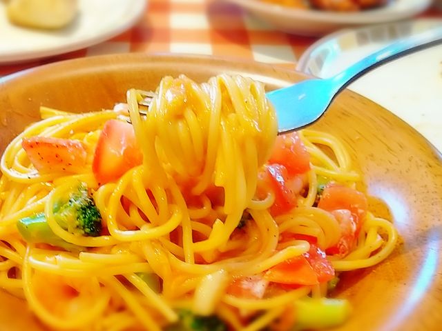 エビとブロッコリーのオーロラソースパスタの麺リフト。_サイゼリヤ川口江戸店