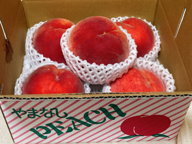 お土産の桃
これに冷え冷えの桃食べ放題で2500円_久保田農園