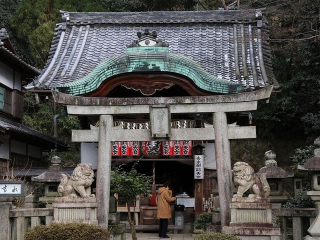 飛地境内の弁天堂。_安養寺