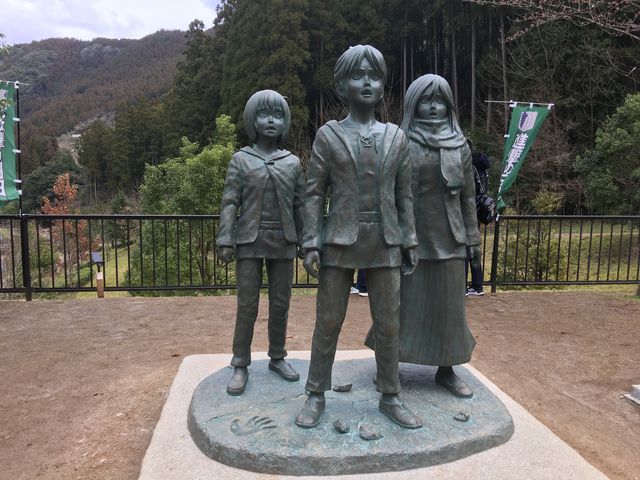 アルミン、エレン、ミカサの銅像があります。_大山ダム