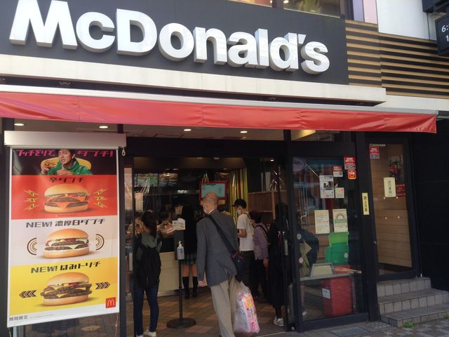 人が吸い込まれていきます_マクドナルド国立店