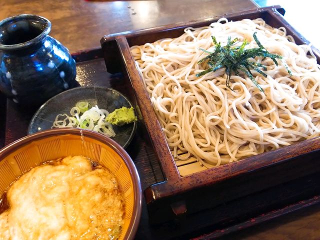 とろろそばは弾力がありスッキリとした喉ごし。美味しく早く食べたい時におすすめ。_深生そば
