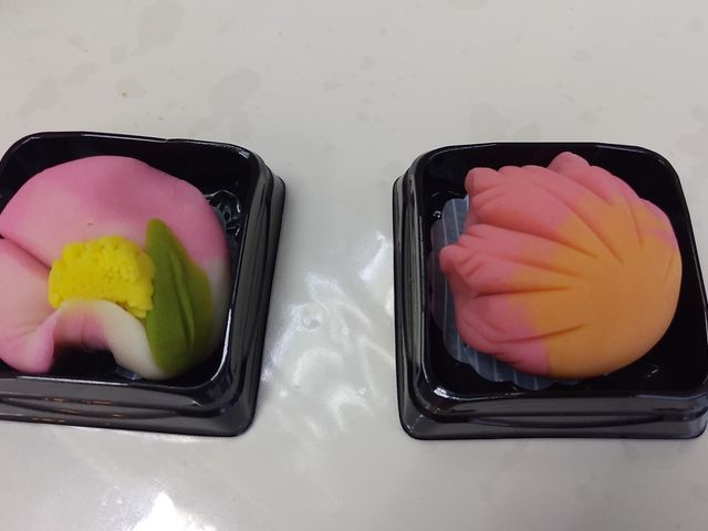 左 さざんか 右 もみじ_菓子処 まつもと