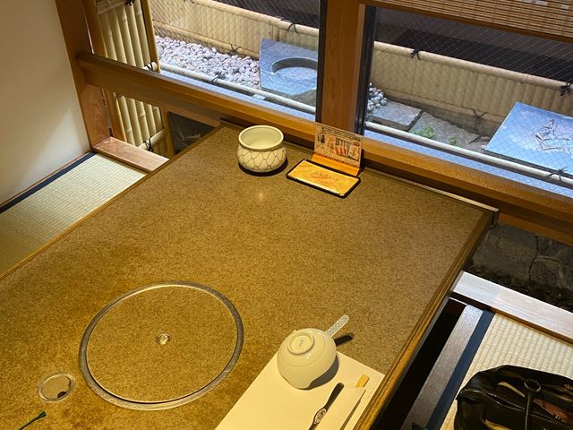掘りごたつ風の半個室で静か。_かに料理専門店 網元別館