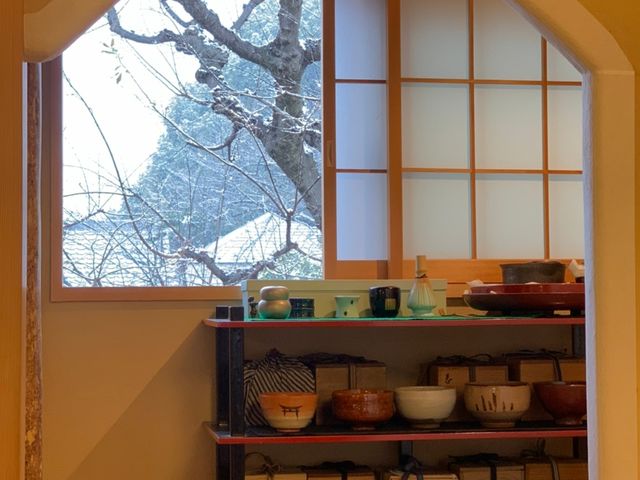 周囲にはお寺など、木造建築が並び、静かで風情があります。_瑜伽庵