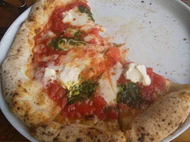 マルゲリータ
少し食べてから写真を忘れていたのに気付いて慌てて撮りました。_pizzeria di sapore