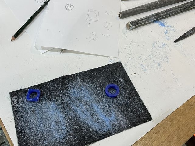 ろうをヤスリで好みの形に削って作り上げます。_ジュエリーニシモリ