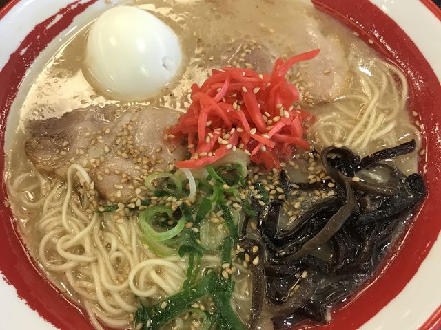 とんこつラーメン720円。茹で卵は持ち込みです_古賀サービスエリア(上り)