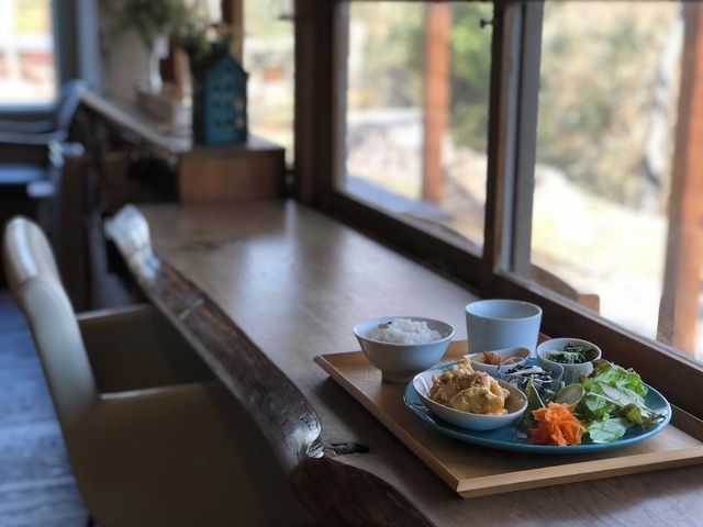 ナチュラルな雰囲気の店内_ユノ カフェ