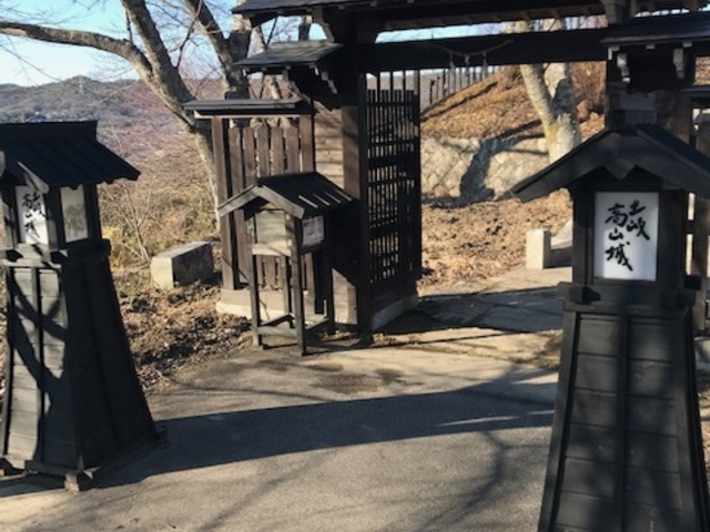 何もない場所では無く、門や高見台があります。_高山城跡