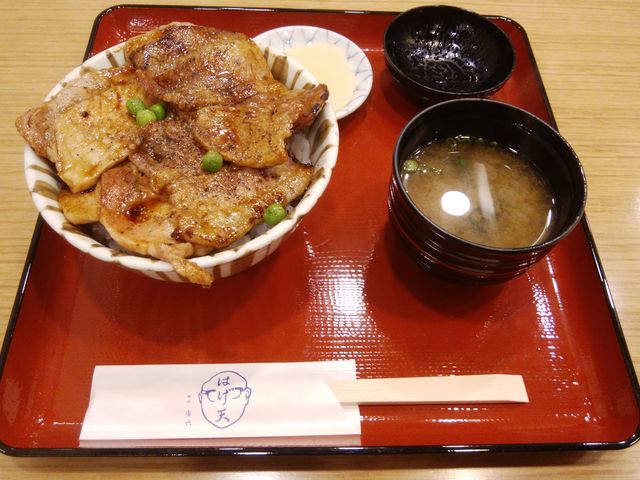 帯広と言えば豚丼でしょう。今回は「はげ天」で美味しく頂きました。_とかち帯広空港観光案内所