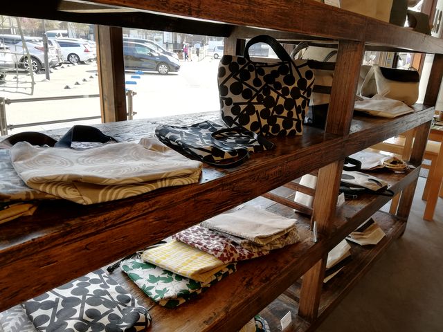 麻の風合いを生かしたバッグやテーブルウェアが並んでいます。_幡・INOUE 東大寺店