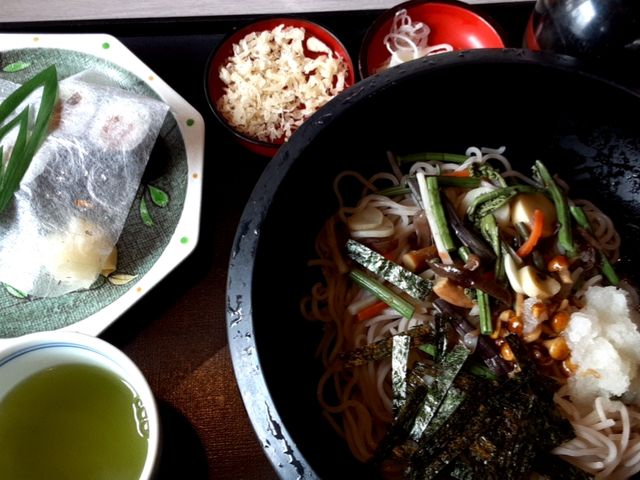 鉄火巻きと冷たい山菜そばのセットを注文しました。そばは温かいのと冷たいのかを選べました。
_ばらえてぃきっちん紙風船
