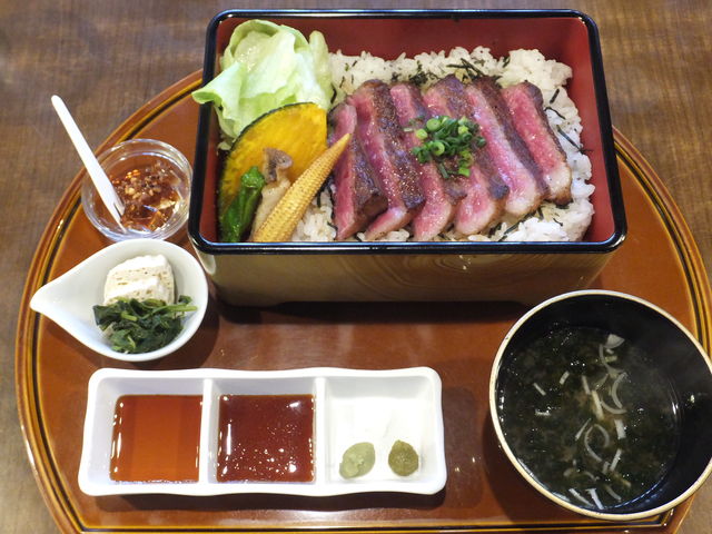 飛騨牛サーロインステーキ重_梗絲食品 本町店