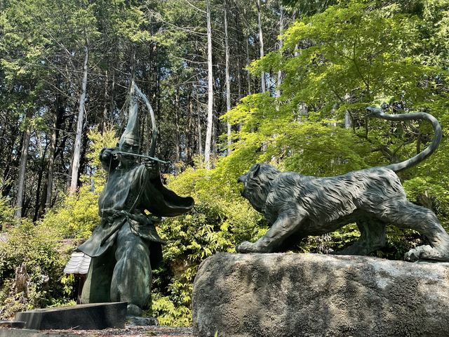 ヌエを射抜く立派な銅像_長明寺