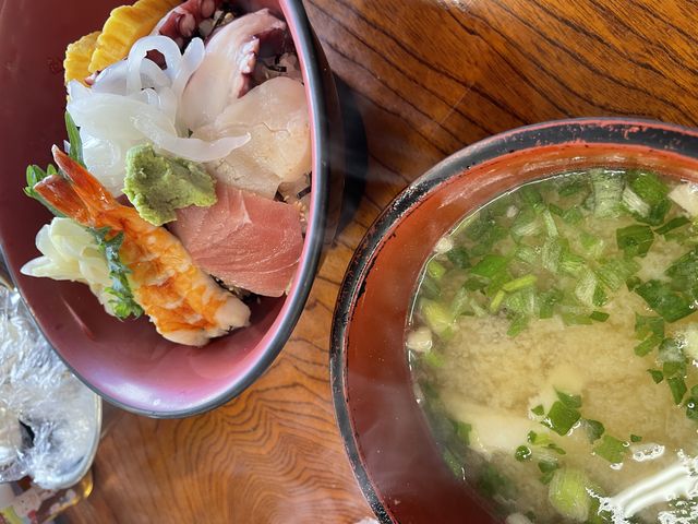 限定20食の海鮮丼、あら汁も美味でした。_まるに