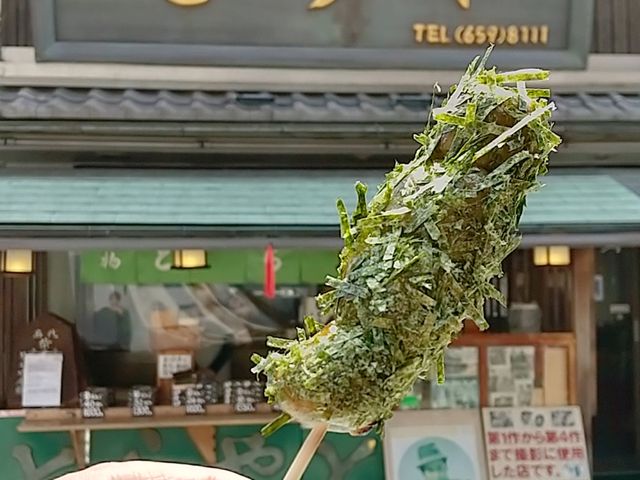 熱々の焼草だんごを店先でモグモグ。海苔が歯に付く〜_とらや