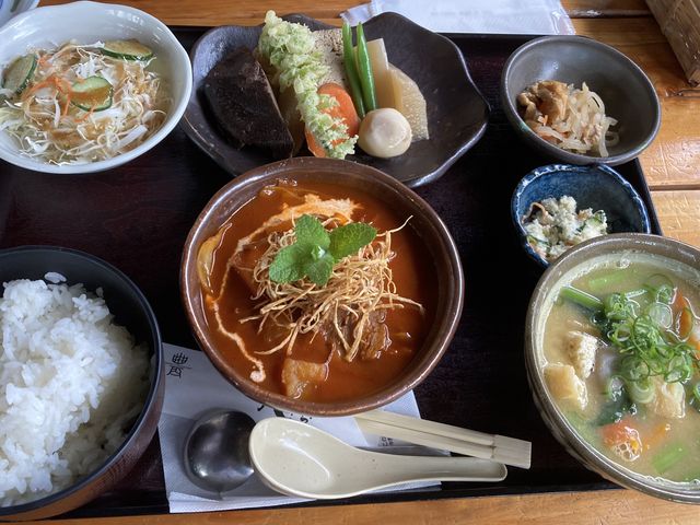 八菜家定食
特製ボルシチ、煮しめ付き
みそ汁をミニだご汁に変更_八菜家