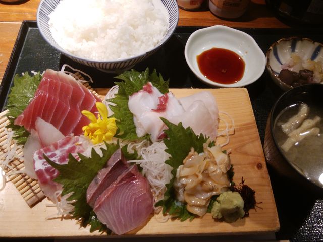 なんとおいしそうなお刺身定食でしょう。_板前がいる町の酒場 庄や 神田東口店
