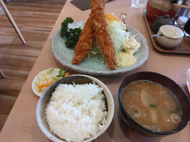 大き目のエビ、二本です。トン汁もおいしいものです。お代わりしてしまいました。_とんかつ屋 双葉葛西