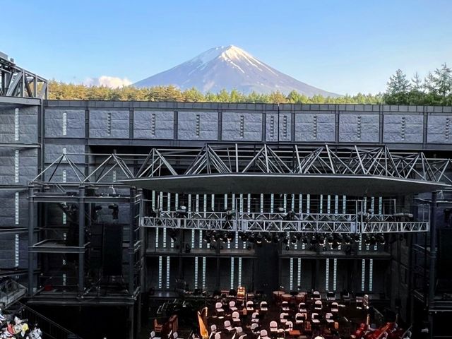 3階後ろ、バックにそびえる_河口湖ステラシアター