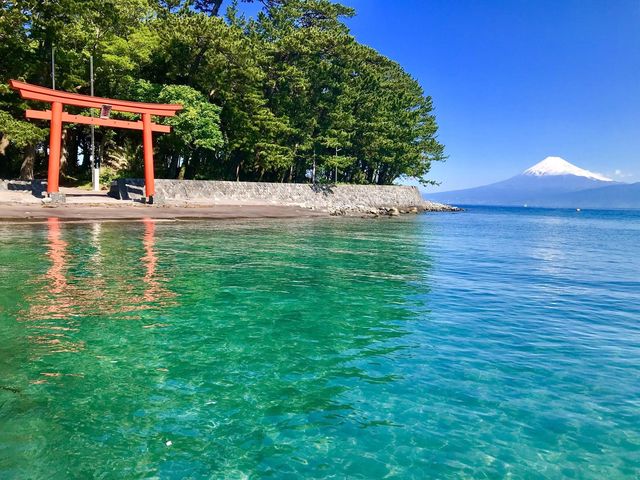 御浜海水浴場先端諸口神社の鳥居_御浜海水浴場