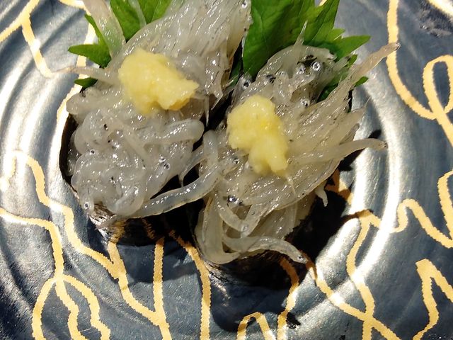 生しらす軍艦・280円_海鮮三崎港 鎌倉小町通り店