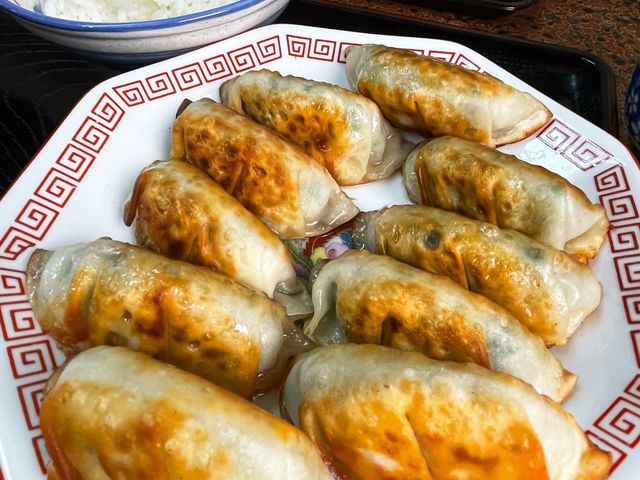 焼餃子定食は10コも乗ってて満足度高い!_八味屋