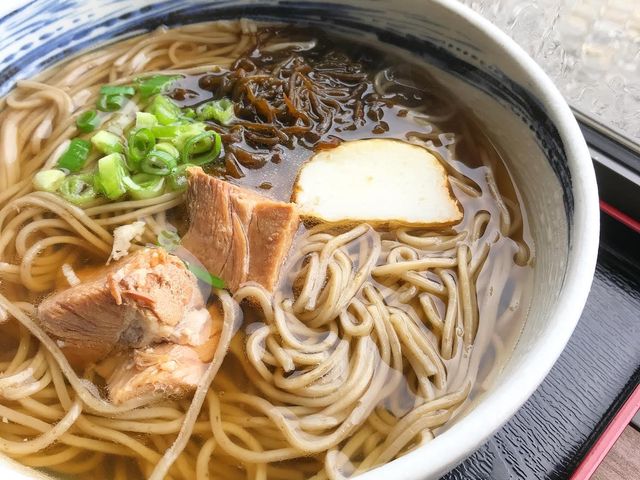 もずくそば。夏でも店内は涼しいので、ダシが美味しい温かいそばをお楽しみくださいす。_青い珊瑚礁