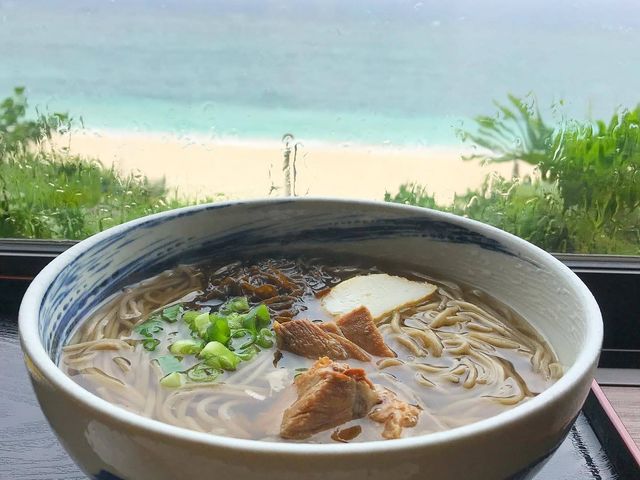 座敷席の目の前はパラダイスビーチ。_青い珊瑚礁
