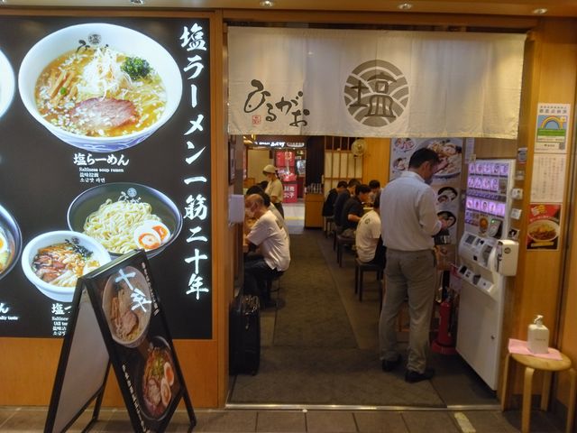 綺麗なお店です。_塩専門 ひるがお 東京駅店