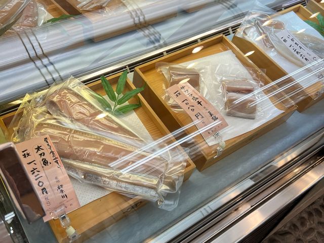 あじ干物は地あじ脂控えめ、通常あじ脂乗りが良い。天使の海老はニューカレドニア産で旨味を感じる。_釜鶴ひもの店 本店