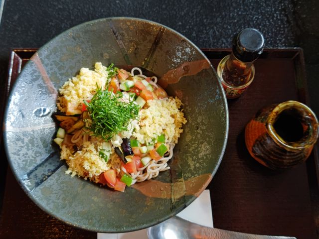 夏のぶっかけ蕎麦 胡麻だれの重ねつゆ 沢山の野菜も蕎麦も美味しい。_村民食堂&カフェ ハングリースポット
