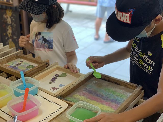 真剣な眼差しでアート作品_あーと和紙工房白水
