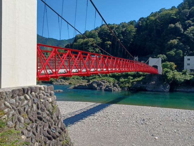 初秋の青空と山の緑と澄んだ川_美濃橋