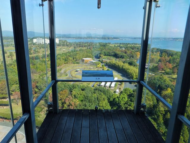 張り出し展望室からのスリルある眺め(北東方向)_浜名湖ガーデンパーク展望塔