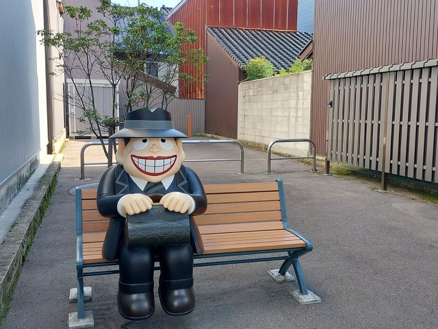 笑ゥせぇるすまんの喪黒福造さんとベンチで写真撮影もできます。_まんがロード
