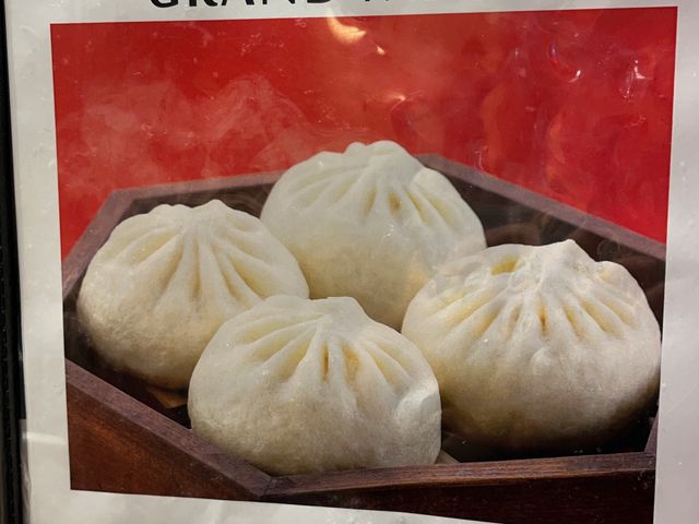 メニュー表紙写真。人気の豚まん_551蓬莱・本店